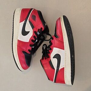 Jordan 1 Mid Chicago Boys Sneakers Size 6.5Y